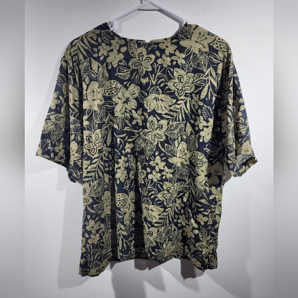 Binder Sportswear black and green floral pull‎ over top